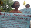 Kritisi APBD 2008, Mahasiswa Lamongan Plester Mulut